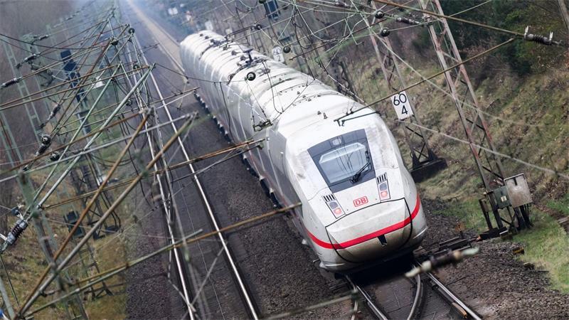 Die Deutsche Bahn muss im Fernverkehr mehr Kapazitäten für Wettbewerber freimachen. (Archivbild)