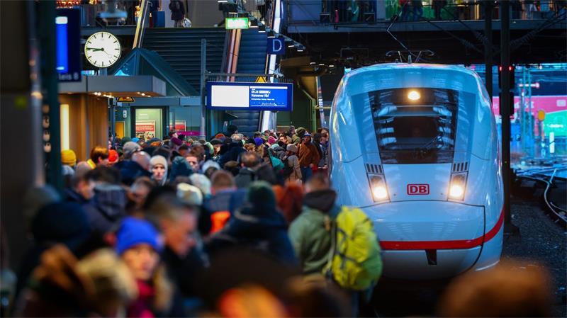Die Deutsche Bahn muss laut einem Beschluss der Bundesnetzagentur auf hochbelasteten Strecken im Fernverkehr mehr Platz für die Konkurrenz machen. (Archivbild)