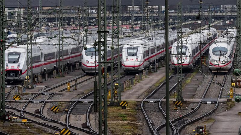 Schiene bekommt bis 2029 mehr als 100 Milliarden Euro Die Deutsche Bahn plant, mehr als 40 hoch belastete Strecken im Schienennetz grundlegend zu sanieren.