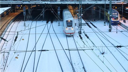 Die Deutsche Bahn rechnet angesichts der Glätte in Teilen Deutschlands mit Verspätungen. (Archivbild)
