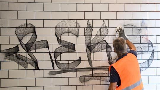 Die Deutsche Bahn setzt seit einigen Wochen mobile Handwerkerteams ein, die sich auch um die Beseitigung von Graffiti in Bahnhöfen kümmern sollen. (Archivbild)