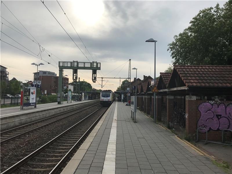 Die Deutsche Bahn will, dass die Züge in Zukunft deutlich dichter in Richtung Bahnhofstraße und Unterführung halten. Dort, wo jetzt die Fahrradständer sind, könnte der neue Bahnhof gebaut werden. Fotos: Wisser