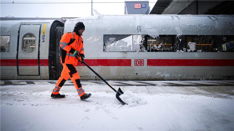 Die Deutsche Bahn will nach den witterungsbedingten Ausfällen wieder Fahrt aufnehmen.