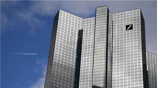 Die Deutsche Bank muss sich erneut mit Klagen ehemaliger Mitarbeiter beschäftigen. (Archivbild)