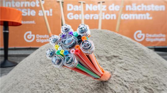 Die Deutsche Glasfaser verlegt im Flecken Harsefeld Leitungen.