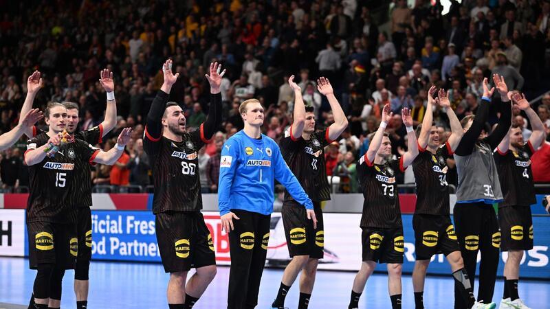 Kanzler Scholz jubelt: Handballer stehen in der Hauptrunde Die Deutsche Mannschaft feiert nach dem Sieg den Einzug in die EM-Hauptrunde.