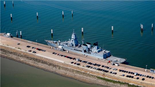 Die Deutsche Marine prüft Hafenstandorte an der Nordseeküste für den möglichen Bau eines weiteren Marinehafens - in Wilhelmshaven gibt es bereits einen Marinestützpunkt. (Archivbild)