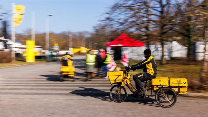 Nach Warnstreiks: Post liefert unerledigte Sendungen aus Die Deutsche Post will nach Warnstreiks liegengebliebene Sendungen rasch nachliefern. (Archivbild)