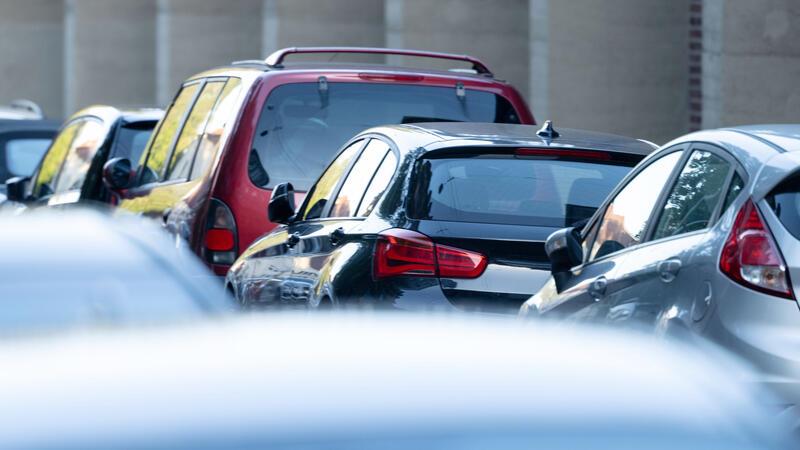 Die Deutsche Umwelthilfe fordert höhere Parkgebühren und Parkbeschränkungen für SUV-Fahrzeuge. Dafür hat sie nun Anträge in insgesamt 324 Städten gestellt.