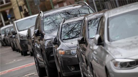 Die Deutsche Umwelthilfe hat in 150 deutschen Städten höhere Parkgebühren und Parkbeschränkungen für SUV-Fahrzeuge beantragt.