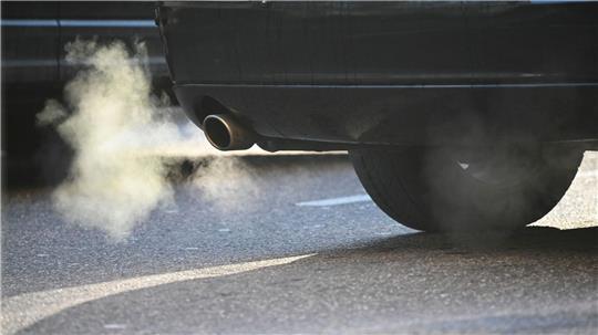 Die Deutsche Umwelthilfe will, dass BMW und Mercedes-Benz untersagt wird, in Zukunft Neuwagen mit klimaschädlichen Verbrennungsmotoren zu verkaufen. (Symbolbild)