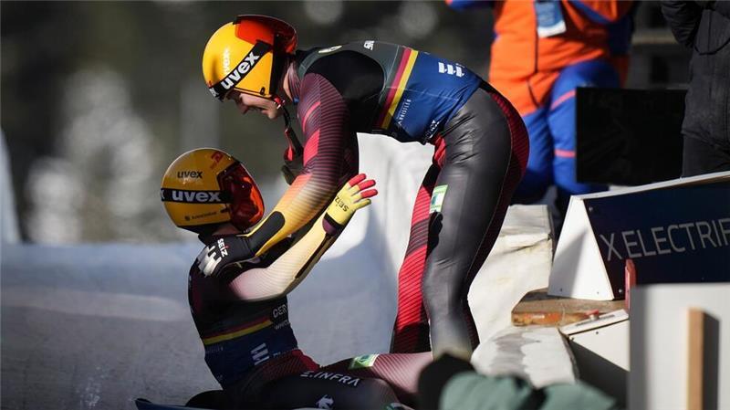 Die Deutschen Julia Taubitz (l) und Max Langenhan feiern nach ihrem Sieg bei der Rodel-WM in Whistler.