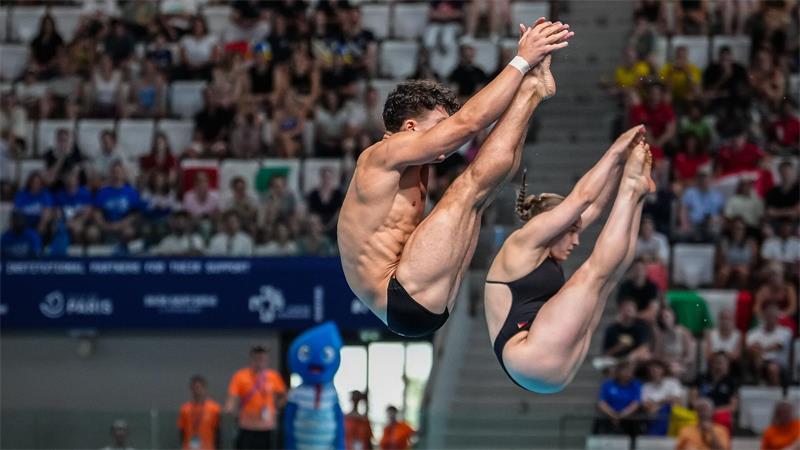 Die Deutschen Luis Carlo Avila Sanchez und Lena Corona Hentschel treten beim Finale im gemischten Synchronspringen vom 3-Meter-Brett bei den Schwimm-Europameisterschaften an.