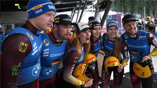 Die Deutschen Rennrodler Max Langenhan (-r), Tobias Wendl, Julia Taubitz, Jessica Degenhardt, Cheyenne Rosenthal und Tobias Arlt feiern nach dem Sieg in der Teamstaffel.