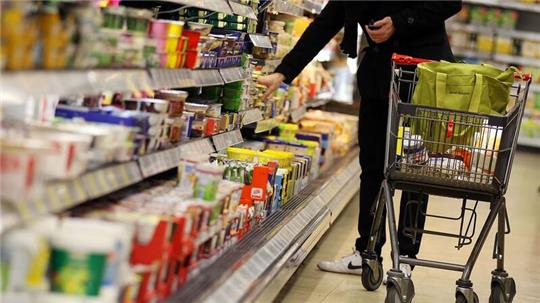 Die Deutschen greifen im Supermarkt immer häufiger zu Eigenmarken von Edeka, Rewe, Aldi und Co. statt zu den klassischen Markenartikeln.
