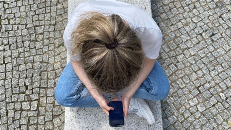 Die Deutschen verbringen sehr viel Zeit im Internet und lassen sich lieber berieseln als offline draußen oder mit Freunden aktiv zu sein. (Symbolbild)