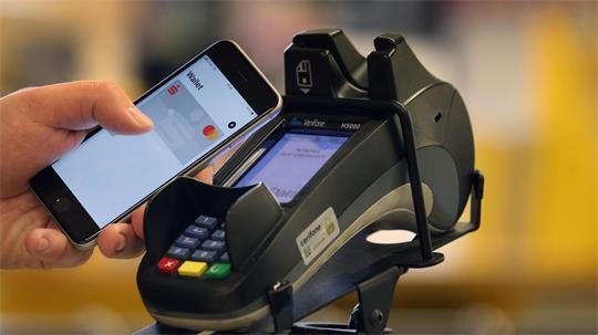 Die Deutschen zahlen immer öfter digital per Smartphone oder Karte. (Symbolbild)