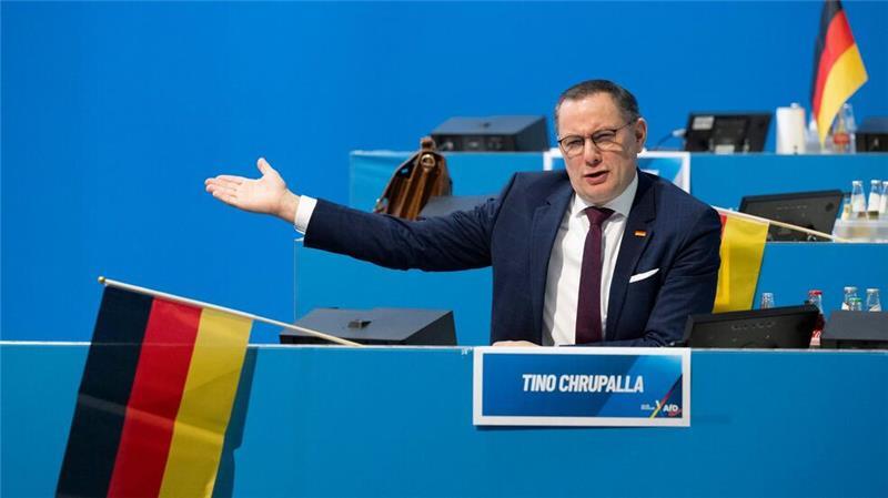 AfD trennt sich von Junger Alternative - Neue Organisation Die Deutschland-Fähnchen, die am Eingang der Halle verteilt wurden, wurden von den Delegierten bei verschiedenen Gelegenheiten geschwenkt.