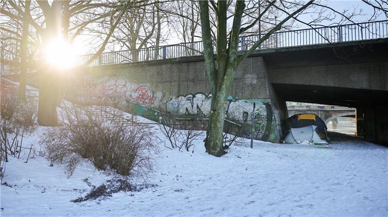 Die Diakonie fordert eine ganztägige Öffnung des Winternotprogramms. (Archivfoto)