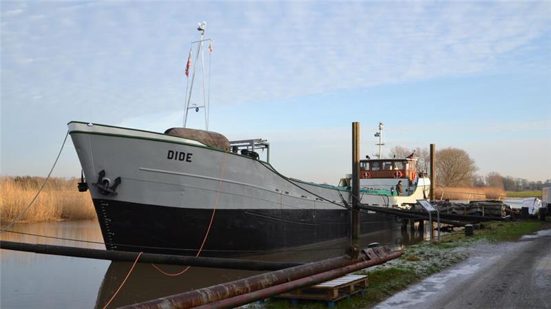 Die Dide ist noch ein aktives Küstenmotorschiff, mit dem unter anderem Getreide aus Pellworm nach Hamburg geschippert wird.