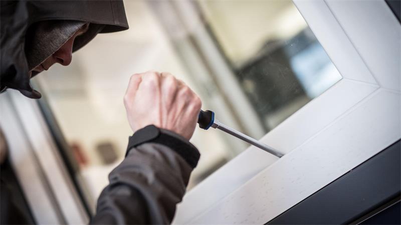 Die Diebe haben in Steinkirchen die Fenster eines Baucontainers aufgebrochen (Symbolbild).