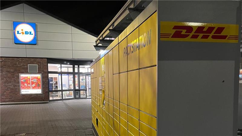 Die Diebe haben sich an der DHL-Packstation auf dem Lidl-Parkplatz zu schaffen gemacht.