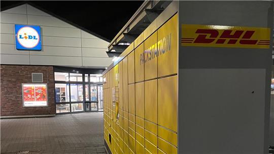 Die Diebe haben sich an der DHL-Packstation auf dem Lidl-Parkplatz zu schaffen gemacht.
