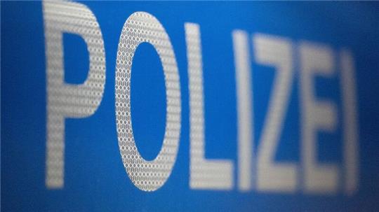 Das Wort Polizei auf der Karosserie eines Polizeifahrzeugs. 