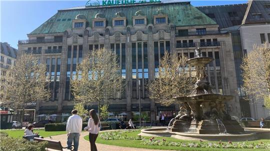 Die Diebe sind über die U-Bahn in das Galeria-Warenhaus an der Flaniermeile „Kö“ eingestiegen. 