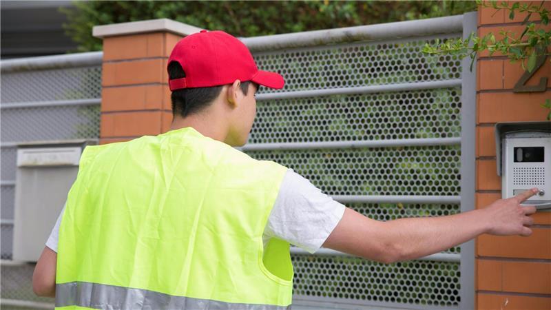 Telekom-Betrüger in Stade unterwegs: Polizei warnt vor Dieben Ein Mann steht vor einem Eingangstor und klingelt.