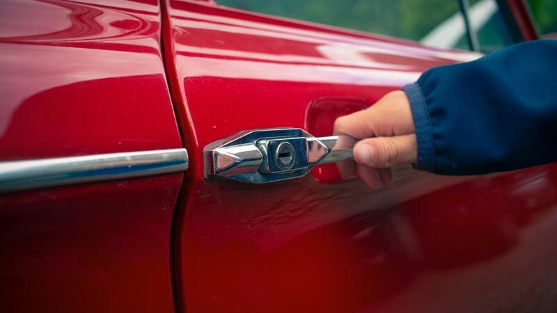 Die Diebe suchten mutmaßlich gezielt nach dem Auto.