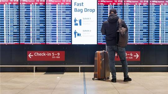 Die Dienstleistungsgewerkschaft Verdi ruft Beschäftigte der Frachttochter Lufthansa Cargo zum Warnstreik auf.