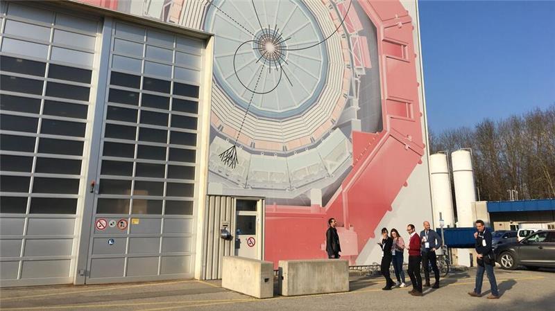 Die Dimension des Teilchenbeschleunigers LHC wird durch das Bild mit der Originalgröße an einem Gebäude des Cern sichtbar (Archivbild)