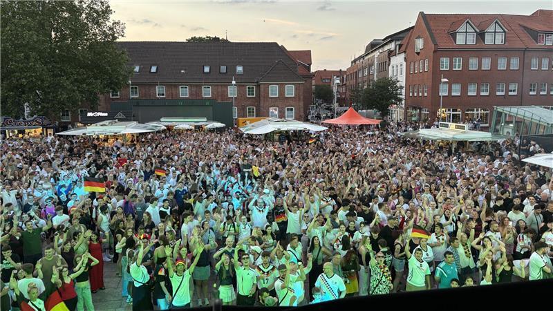 Altstadtfest Stade: So ging’s am Samstagabend in die heiße Phase Die Disco am Platz am Sande pausiert während des Deutschlandspiels am Samstagabend. Die DJs schätzen die Besucherzahl beim Public Viewing auf 2500. SMTG-Chef Andreas Schäfer schätzt, dass es 4000 Menschen waren.