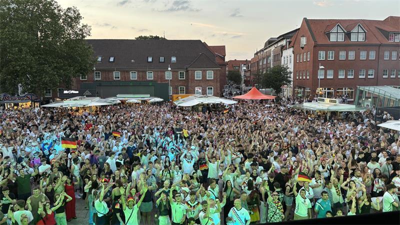 Lob für den Sicherheitsdienst: So lief das Stader Altstadtfest Die Disco am Platz am Sande pausierte während des Deutschlandspiels am Samstagabend.