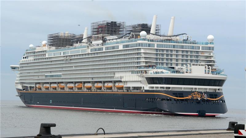 Blick auf die "Disney Adventure" von der Cokumbuskaje in Bremerhaven. 