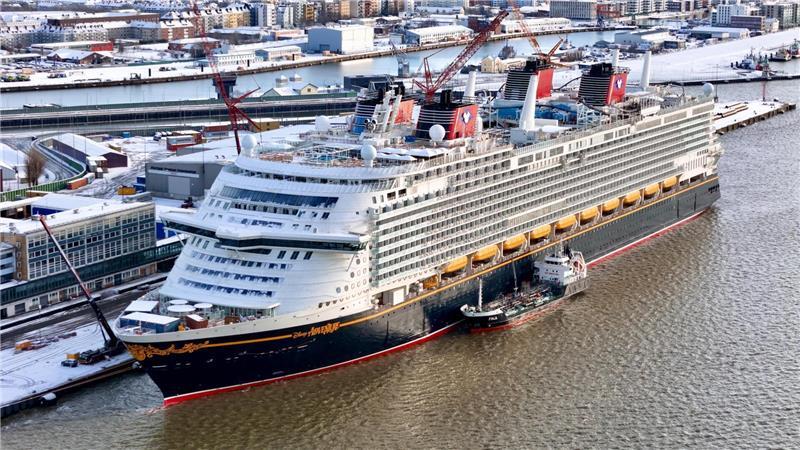 Die Disney Adventure liegt im Hafen.