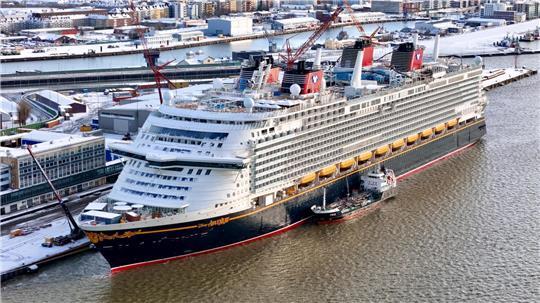 Die Disney Adventure liegt im Hafen.