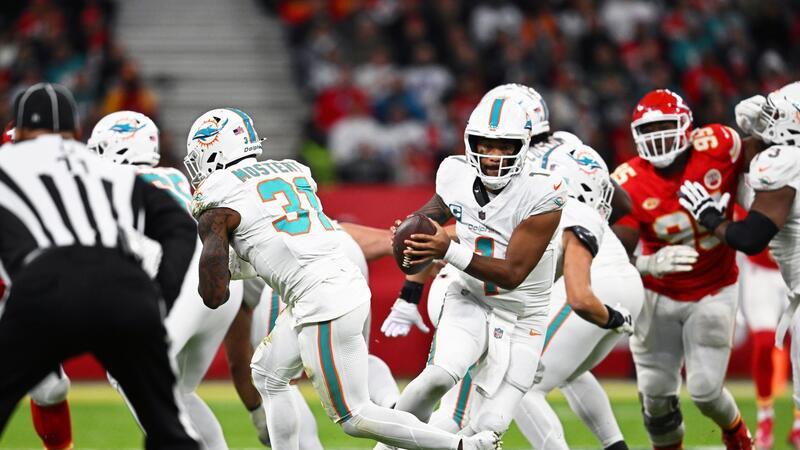 Kansas City Chiefs gewinnen NFL-Spiel in Deutschland Die Dolphins-Offensive um Quarterback Tua Tagovailoa (M) kam erst in der zweiten Halbzeit in Fahrt.