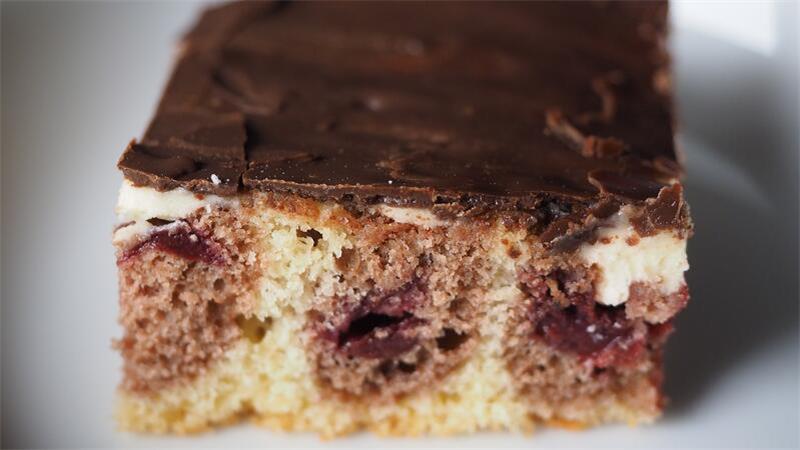 Glassplitter in Kuchen? EDEKA-Bäckerei ruft Donauwelle zurück Die Donauwelle ist eine traditionelle deutsche Kuchensorte, die ihren Namen von der Donau ableitet.