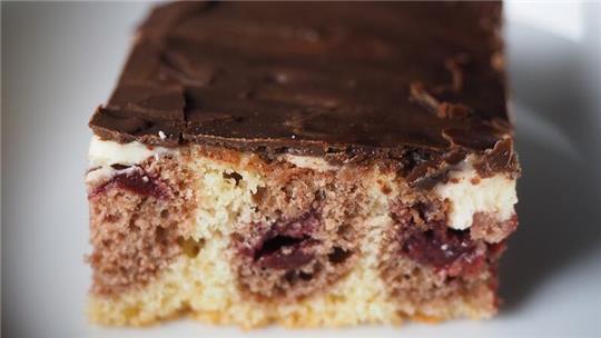 Die Donauwelle ist eine traditionelle deutsche Kuchensorte, die ihren Namen von der Donau ableitet.