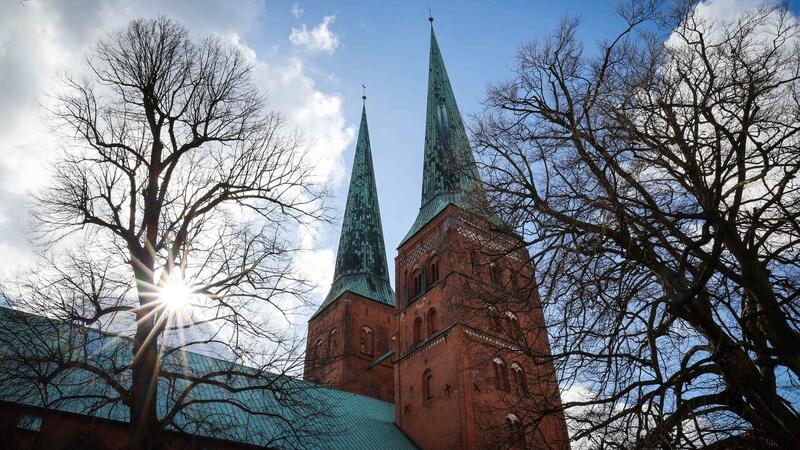 Millionenaufgabe für Kirche in Lübeck Die Doppeltürme des Lübecker Doms müssen dringend saniert werden.