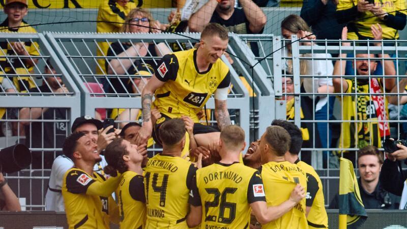 BVB schöpft Mut für Wembley: Abschiedsshow für Reus Die Dortmunder Spieler bejubeln mit Marco Reus sein Tor zum 2:0.
