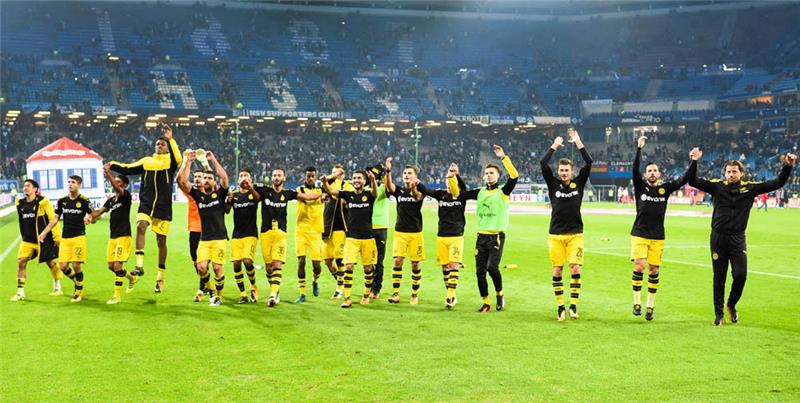 Die Dortmunder jubeln nach dem 3:0 Sieg gegen den HSV ihren Fans zu. Foto: Christophe Gateau/dpa