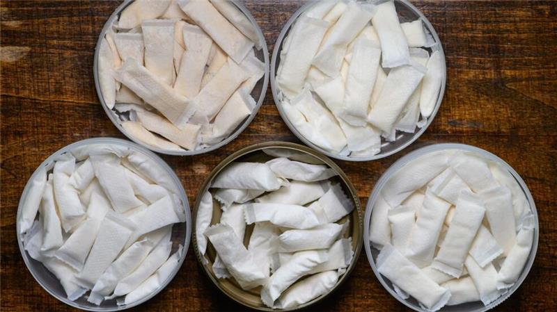 Drogenbeauftragter hält an Verbot von Nikotinbeuteln fest Die Dosen mit den kleinen Beutelchen lassen sich im Internet bestellen.