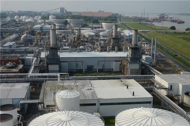Die Dow spielt eine wichtige Rolle beim geplanten Flüssigerdgas-Terminal auf ihrem Gelände am Stader Seehafen (hinten rechts). Foto: Strüning