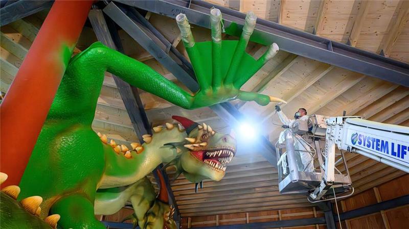 Montage eines großen dreiköpfigen Drachen im Harz Die Drachenfigur ist 16 Meter lang.