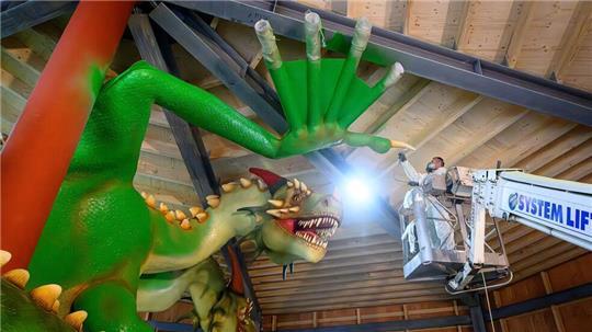 Die Drachenfigur ist 16 Meter lang.