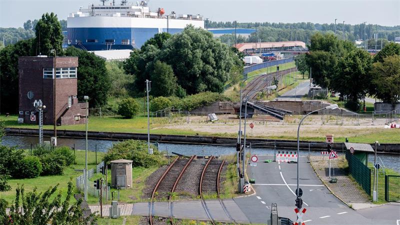 „Größte Investition“ - Milliarden für Nato-Drehscheibe Die Drehbrücke am Kaiserhafen soll erneuert werden. (Archivfoto)