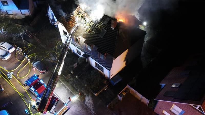 Die Drehleiter der Feuerwehr im Einsatz.